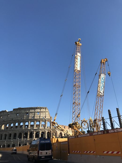 Kolosseum und via dei Fori Imperiali mit der Untergrundbahnbaustelle 