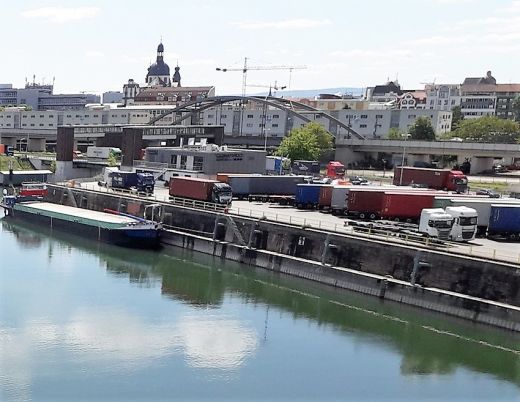 Mannheimer Hafen: Anlegestelle und LKW-Beladung an der Rückseite der Fruchtbahnhofstraße