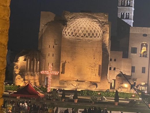 Von diesem Punkt außerhalb des Kolosseums am Abend des Karfreitags präsidierte Papst Franziskus die Via Crucis in Rom.